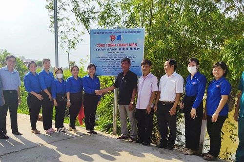 Thành đoàn Châu Đốc thực hiện công trình thành niên 'Thắp sáng biên giới'