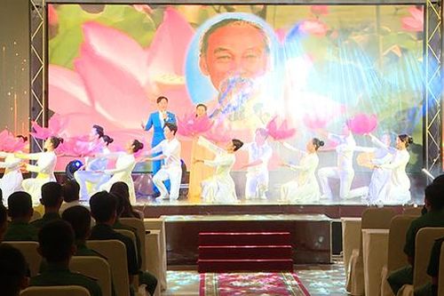 Biểu diễn chương trình nghệ thuật 'Bác Hồ một tình yêu bao la'