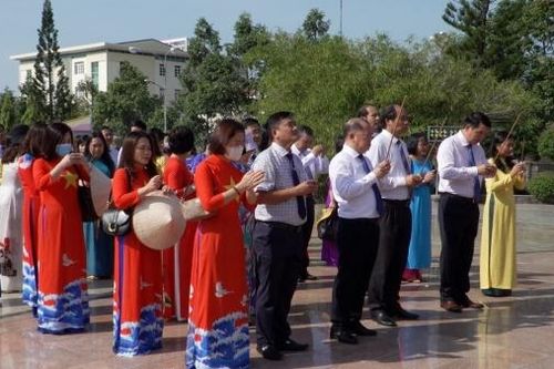 Khối thi đua các Cơ quan tham mưu của Tỉnh ủy Khánh Hòa dâng hương tại Tượng đài Bác Hồ