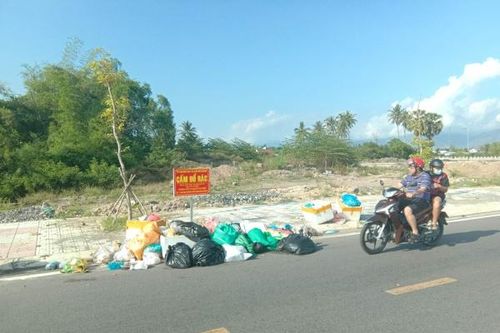 Bỏ rác nơi bảng cấm