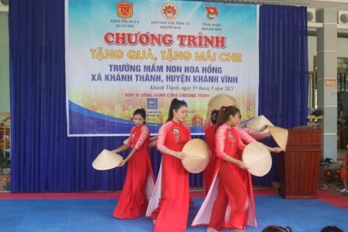 Ban Dân vận Tỉnh ủy và các đơn vị: Tặng quà và mái che cho Trường Mầm non Hoa Hồng