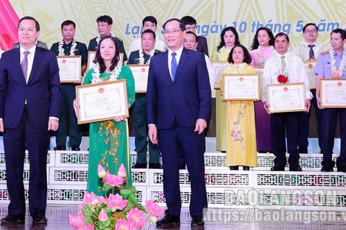 Những bông hoa học và làm theo Bác