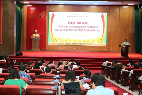 150 đại biểu dự tập huấn, trao đổi nghiệp vụ báo chí viết về công tác xây dựng đảng năm 2023.