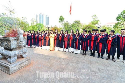 Đông đảo các tầng lớp nhân dân dâng hương, báo công tại đền thờ Chủ tịch Hồ Chí Minh