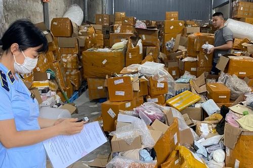 Hà Nội: Phát hiện kho hàng hóa với hơn 28.000 sản phẩm các loại không rõ nguồn gốc xuất xứ