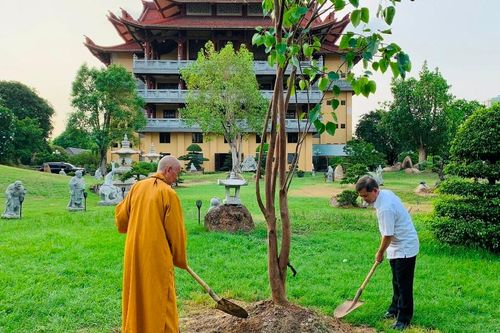 Ông Lê Minh Trí trồng cây Bồ-đề tại chùa Huê Nghiêm