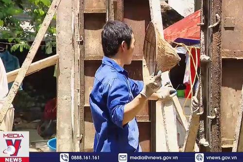 Người lao động vất vả mưu sinh dưới nắng nóng