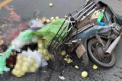 Va chạm với xe tải, người phụ nữ chở hoa quả tử vong tại chỗ