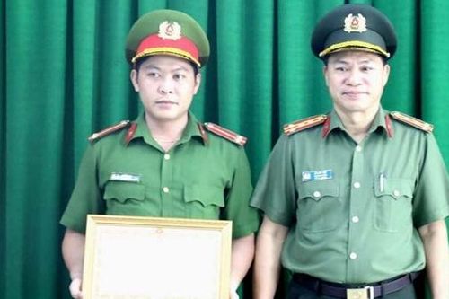 Trao Bằng khen của Bộ Công an tặng Trung úy Trần Nhật Duy