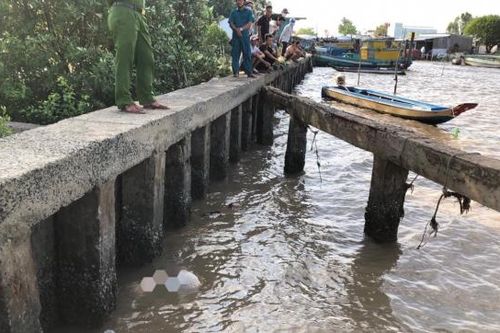 Thi thể thiếu nữ 15 tuổi ở Cà Mau trôi dạt vào bờ biển