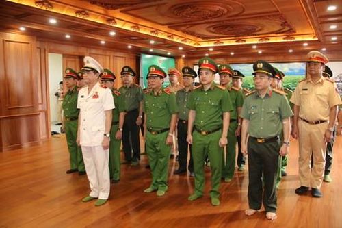 Đảng ủy - Ban Giám đốc Công an TPHCM dâng hương tưởng nhớ Chủ tịch Hồ Chí Minh