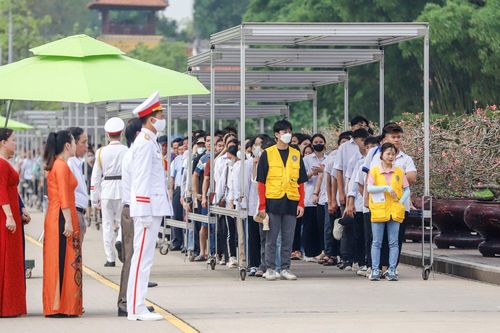Dòng người xếp hàng vào Lăng viếng Chủ tịch Hồ Chí Minh