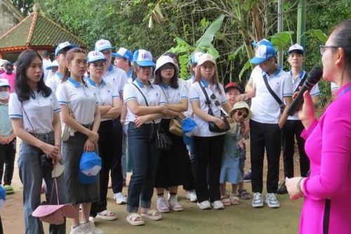 Chuyện xúc động về những du khách nước ngoài khi về thăm quê Bác