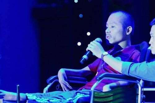 Chàng trai viết thơ, vẽ tranh... bằng miệng trở thành diễn giả truyền cảm hứng