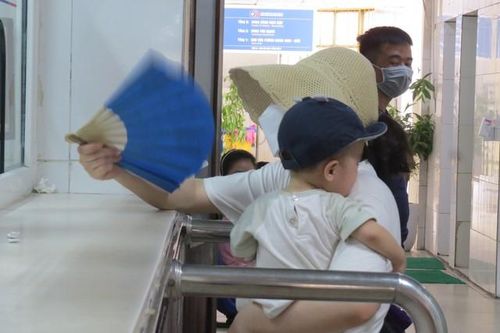 Nắng nóng gay gắt ở miền Trung, bệnh nhi và người già nhập viện tăng cao