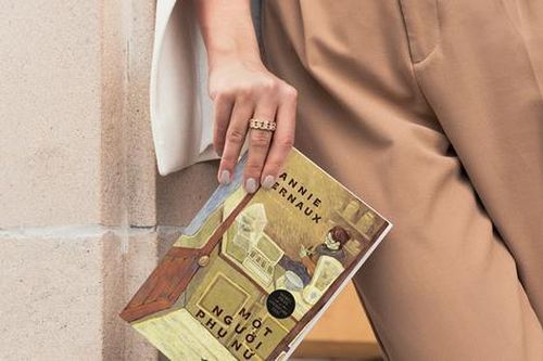 Một Người Phụ Nữ - món quà dành cho mẹ của tác giả đạt Nobel văn chương 2022