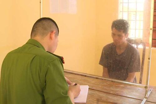 Khởi tố kẻ 'giáo dục' bé 5 tuổi bằng roi tre, dép, mắc quần áo