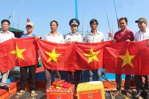 Quảng Ngãi: Cảnh sát biển đồng hành với ngư dân đảo Lý Sơn