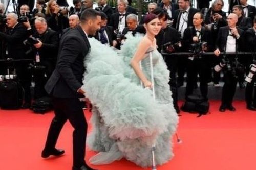 Diễn viên Campuchia chống nạng trên thảm đỏ Cannes