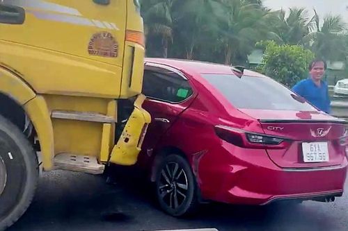 Hai vụ tai nạn liên tiếp trên cao tốc TP.HCM - Trung Lương