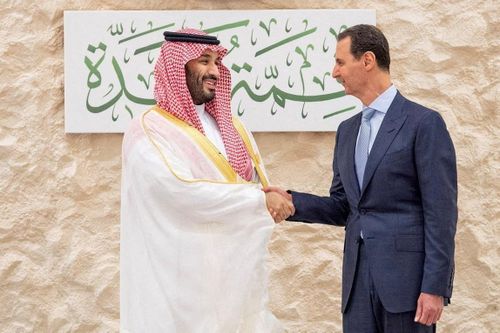Cái bắt tay khiến cả thế giới sững sờ ở Jeddah