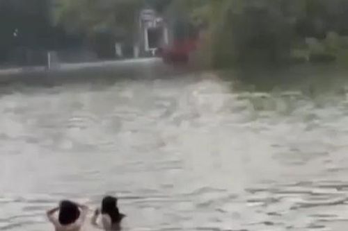 Vụ cởi đồ và tắm ở hồ Gươm: Rà soát quy định trước khi xử phạt