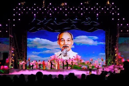 Nghệ An: Xúc động đêm bế mạc lễ hội Làng Sen 2023