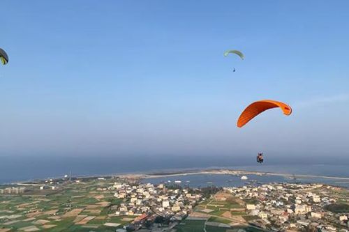 Dù lượn tung bay trên đảo tiền tiêu