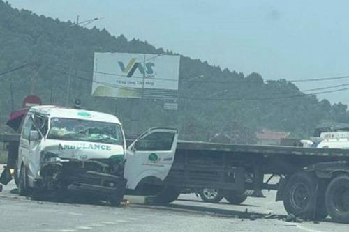 Tai nạn giao thông ngày 20/5/2023: Xe cứu thương đâm xe đầu kéo, bệnh nhân chết