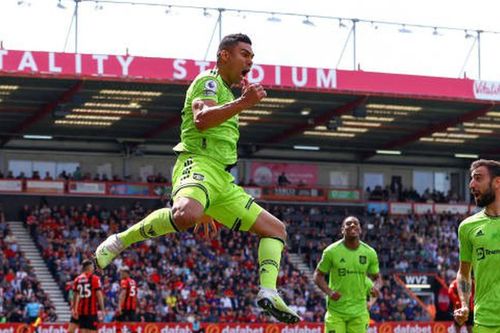 Casemiro lập 'siêu phẩm' ngẫu hứng giúp MU chạm 1 tay vào vé dự Cúp C1, Liverpool suýt thua trên sân nhà