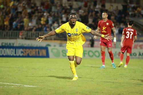 Hàng thủ chơi như 'mơ ngủ', Hà Tĩnh bị SLNA cầm hòa đầy thất vọng trong trận derby xứ Nghệ