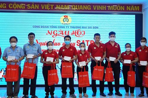 Trao tặng hàng nghìn phần quà cho người lao động có hoàn cảnh khó khăn