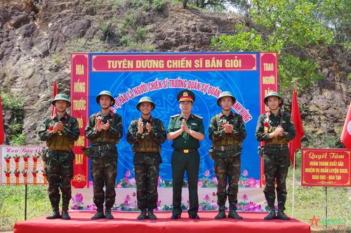 Chiến sĩ mới tự tin giành 'Hoa bắn giỏi'