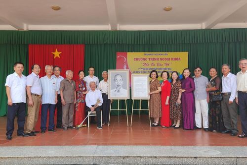 Hành trình 'tìm hình của Bác' trở về trường học quê hương Người