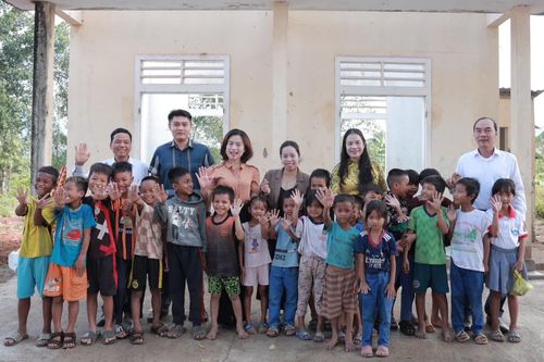 Người phụ nữ Vân Kiều hiến đất xây trường