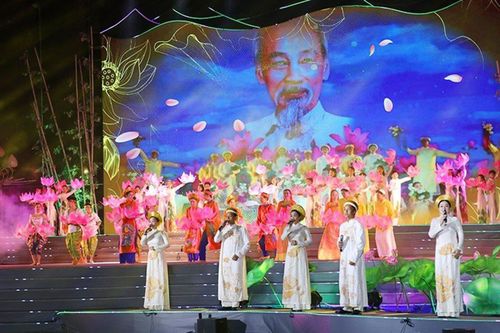 Chương trình nghệ thuật đặc biệt bế mạc Lễ hội Làng Sen