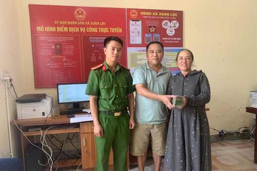 Người đàn ông mang bọc tiền nhặt được đến báo công an