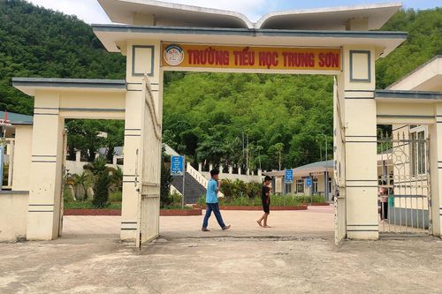 Trường chuẩn quốc gia nhưng nhà vệ sinh không đạt chuẩn