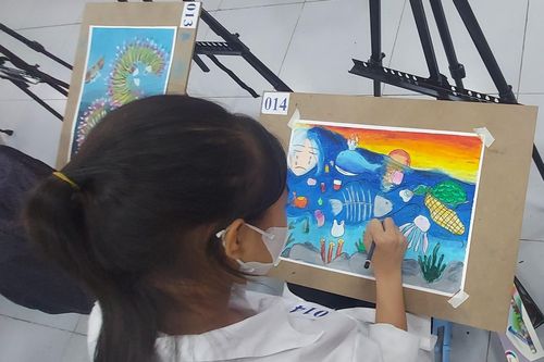 Hơn 100 học sinh Hà Nội thi vẽ 'Những sắc màu cuộc sống'