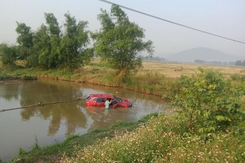 Xe 5 chỗ mất lái lao xuống hồ khiến một người tử vong