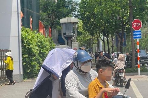 Đón con ở Hà Nội: Phụ huynh không đội mũ bảo hiểm, lạng lách giờ tan tầm