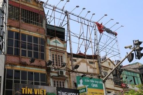 Hà Nội: Nhiều biển quảng cáo trong tình trạng trơ khung sắt gây nguy hiểm và mất mỹ quan