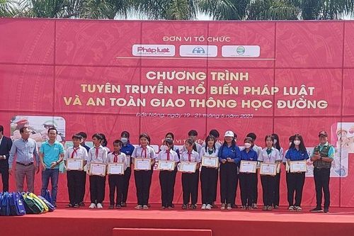 Báo Pháp luật Việt Nam tổ chức Đoàn caravan Tuyên truyền phổ biến pháp luật và An toàn giao thông tại Đắk Nông