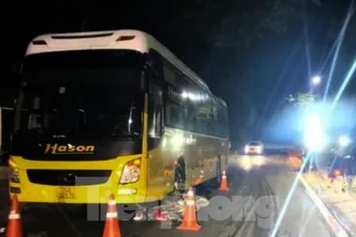 Va chạm liên hoàn xe khách, xe bán tải và xe máy, ba học sinh tử vong