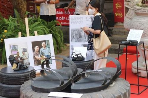'Huyền thoại bước chân' và câu chuyện đôi dép Bác Hồ