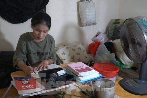 Sinh viên Hà thành chống chọi nắng nóng: Lau chiếu hàng chục lần, ngồi kín cửa hàng tiện lợi