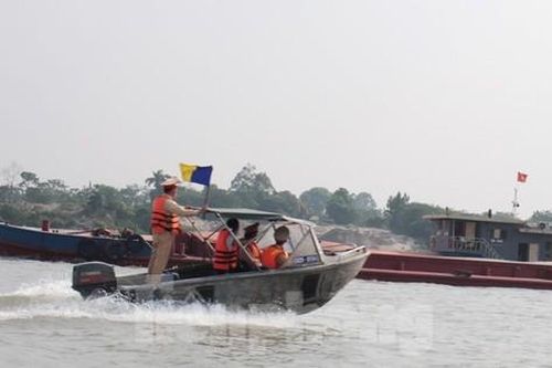 Cảnh sát kiểm tra, nhiều tàu chở cát 'dừng hình' không chạy