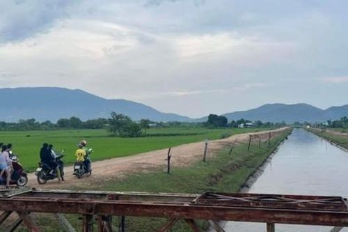 Tắm kênh thủy lợi, 4 bé gái tử vong