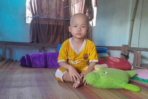 Nghe con nức nở kêu đau, cha lén lau nước mắt