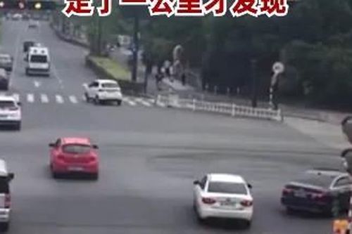 Đi xe máy đeo tai nghe, ông bố đánh rơi con trên đường mà không hề hay biết